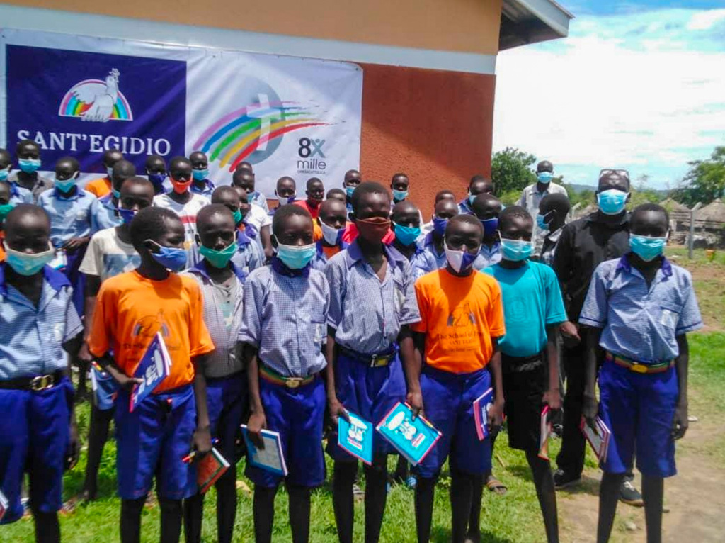 En Uganda se regresa a la escuela: en el campo de refugiados de Nyumanzi se distribuyen medidas para la prevención del contagio