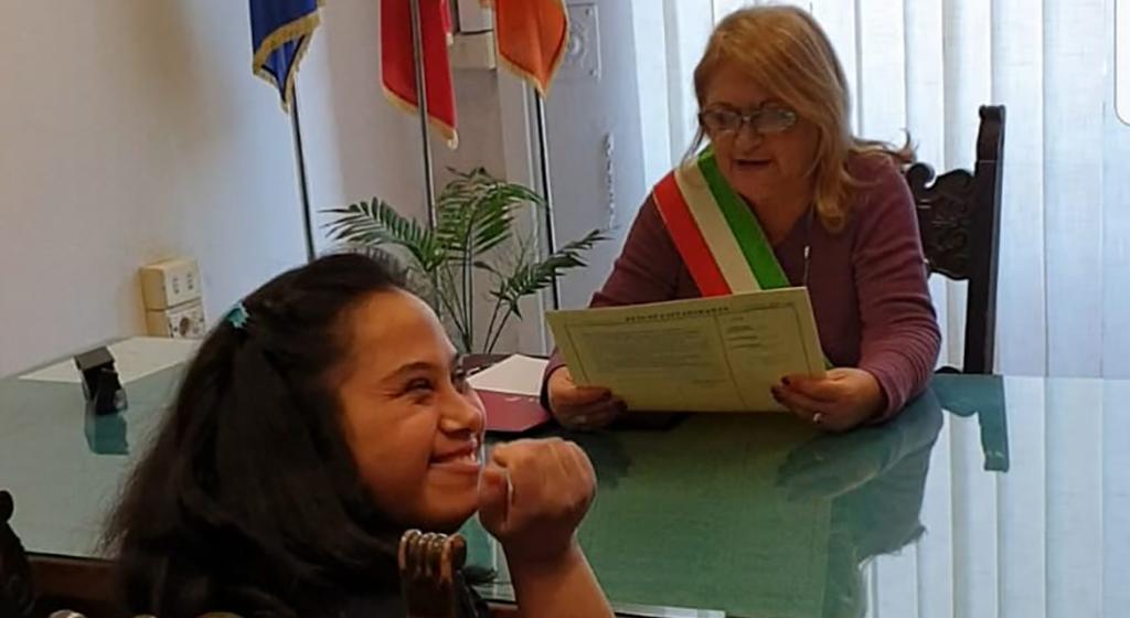 Una storia di inclusione e di riconoscimento dei diritti civili: la cittadinanza italiana di Pamela, artista con disabilità