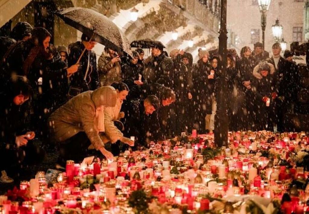“Consolare il dolore con la speranza”: All'Università di Praga, una preghiera e una marcia silenziosa dopo la strage di studenti