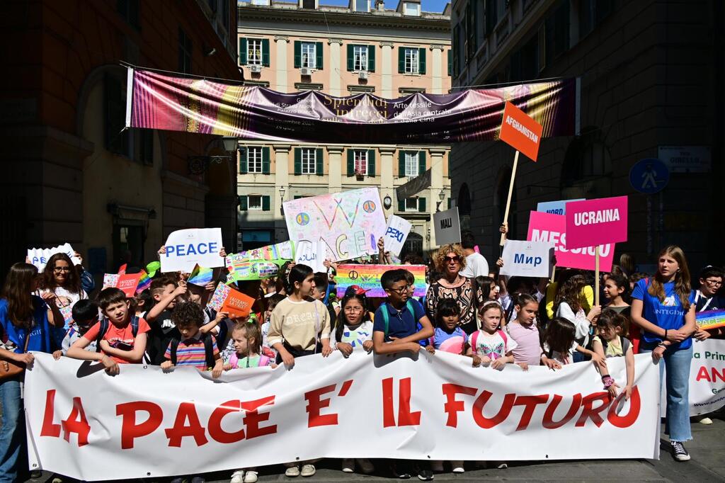 "Continuiamo a ripudiare la guerra": a 80 anni dalla fine conflitto, a Genova oltre duemila bambini alla marcia "Facciamo la pace?!" di Sant’Egidio