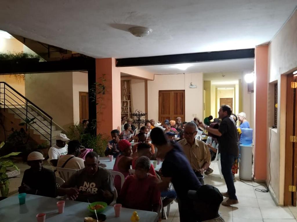 Im Haus von Sant'Egidio in Kuba wird eine große Paella für die Obdachlosen von Havanna zubereitet
