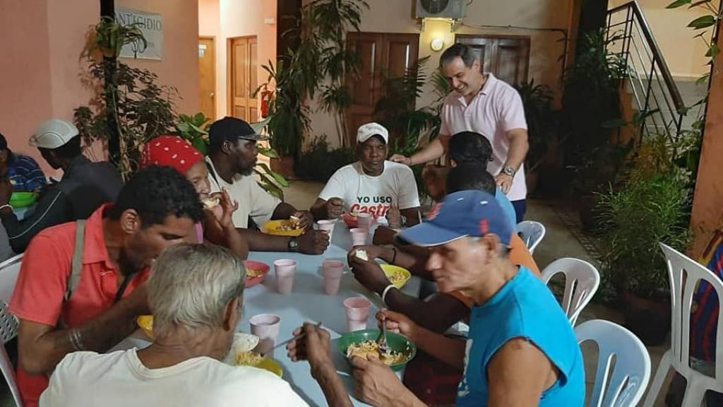 Nella casa di Sant'Egidio a Cuba, si cucina una gran paella per i senza fissa dimora dell'Avana