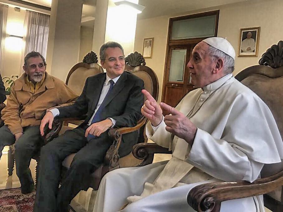 Paus Franciscus ontving in Santa Marta enkele vluchtelingen en zieken die zijn opgevangen door de Gemeenschap, samen met Marco Impagliazzo
