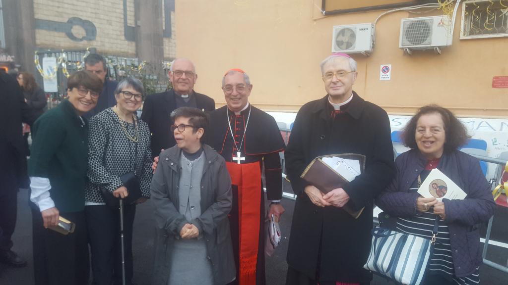 Papst Franziskus grüßt eine Gruppe der Bewegung „Die Freunde“ von Sant’Egidio für Menschen mit Behinderung beim Pfarreibesuch in San Giulio