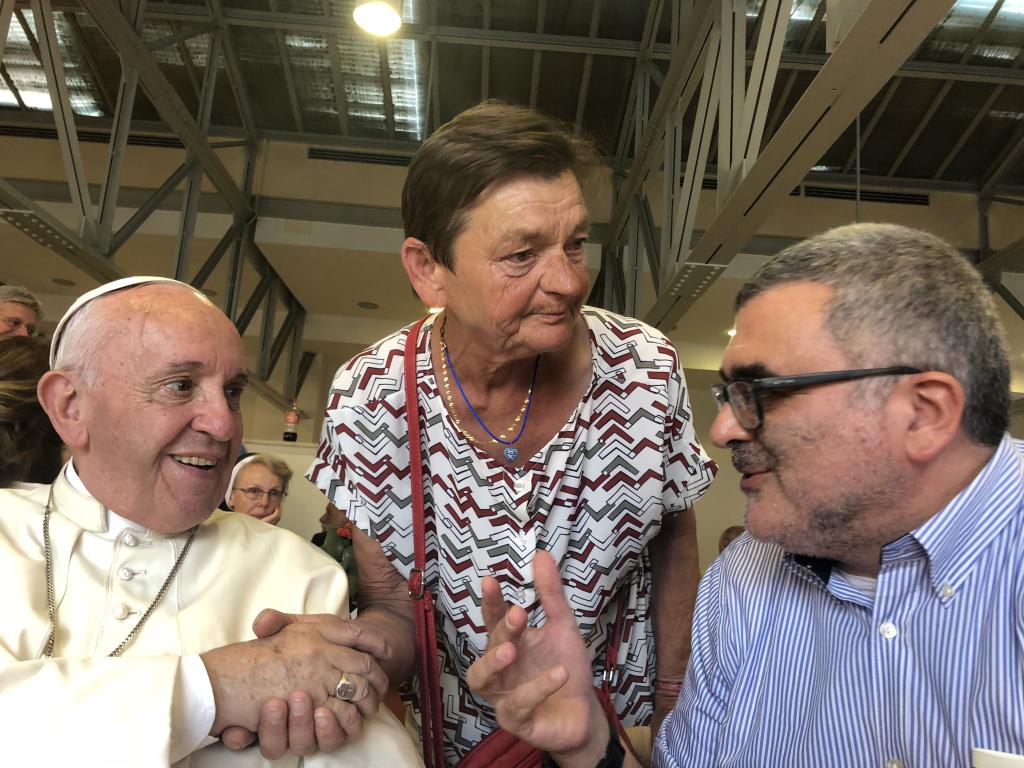 Con el papa Francisco en la cena con los pobres para celebrar la creación como cardenal de  Konrad Krajewski