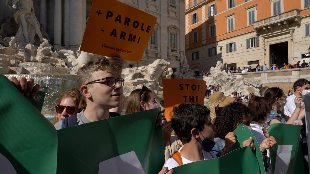 Sant'Egidio, Peace Mob a Fontana di Trevi. Giovani italiani e migranti manifestano per la pace