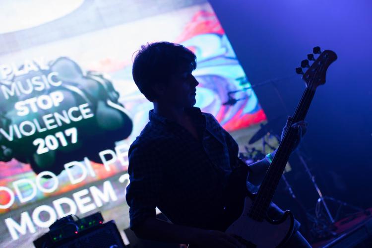 Blocca la violenza, condividi la pace: il concerto dei giovani perchè il mondo cambi musica