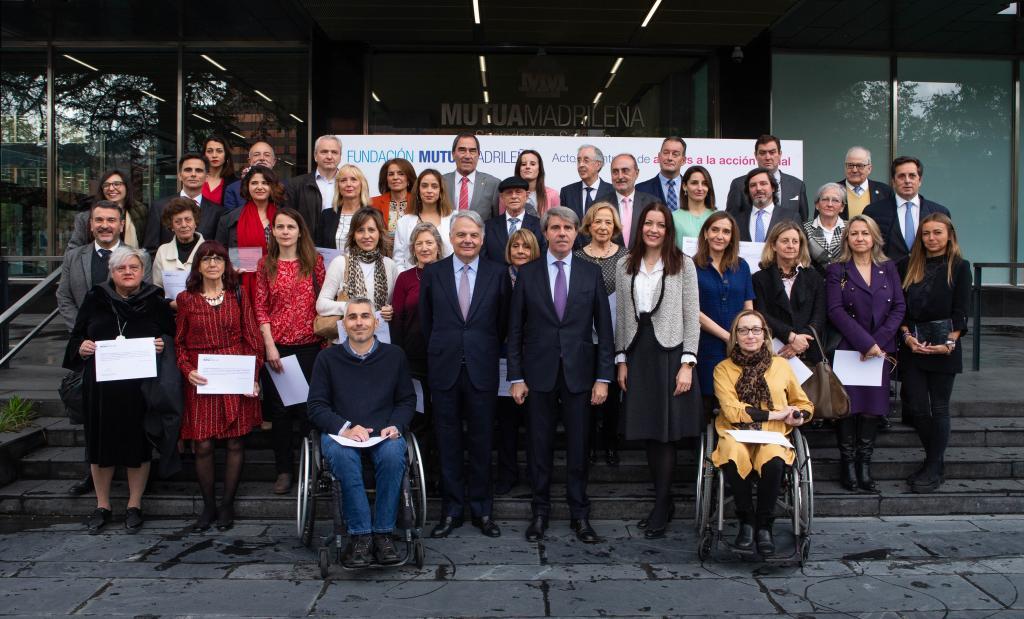 Die Jugend für den Frieden aus Madrid und Barcelona bekommen den Preis „Universitätsehrenamt“ für den Einsatz mit Obdachlosen
