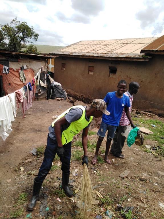 Al lavoro insieme per rendere più vivibile lo slum di Katwe, a Kampala, in Uganda
