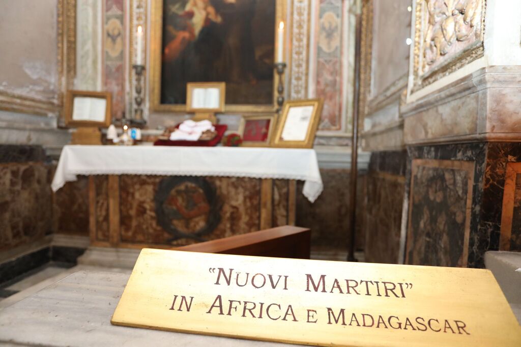 La croce e i sandali di Sister Mary e Sister Regina sull’altare dedicato ai Nuovi Martiri dell’Africa nella basilica di San Bartolomeo
