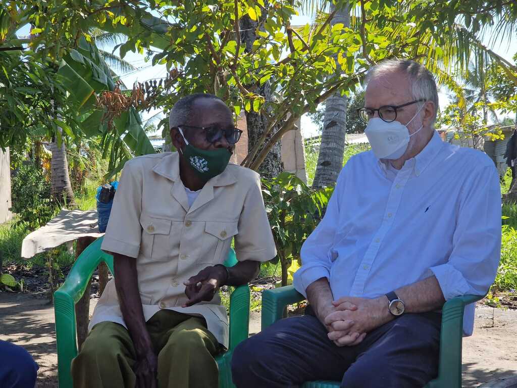 Andrea Riccardi besucht in Beira in Mosambik die von der Gemeinschaft nach dem Zyklon Idai gebauten Häuser und trifft die Gemeinschaften aus der Provinz Sofala