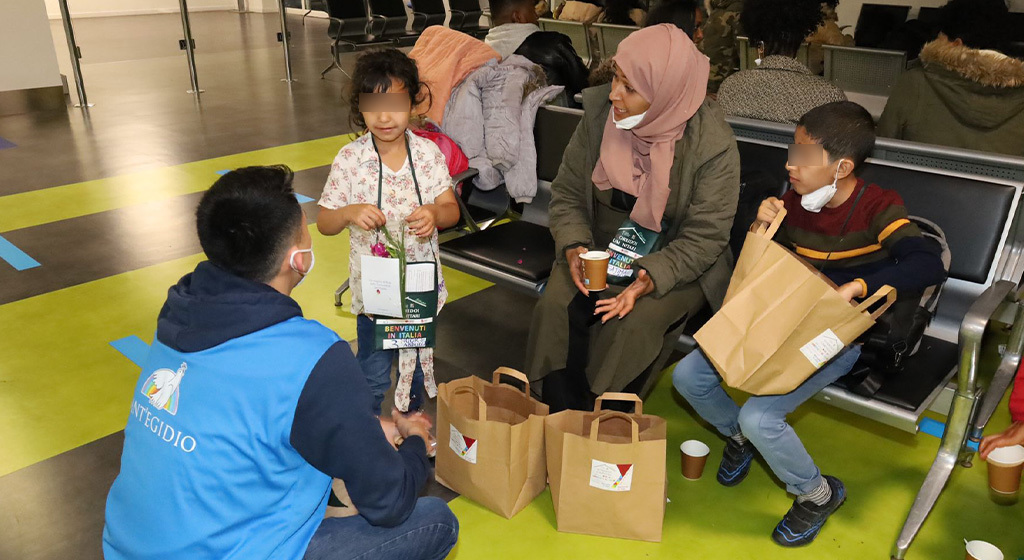 Am Flughafen in Rom sind 42 Flüchtlinge vom Horn Afrikas und aus dem Jemen durch die humanitären Korridore angekommen