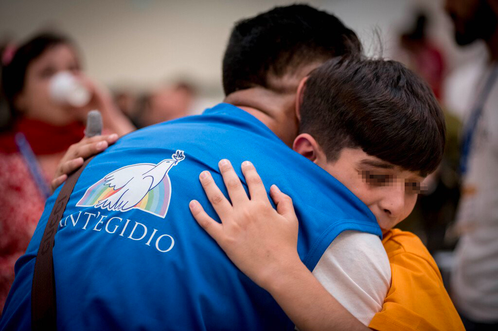 LIBANO: In fuga dalla guerra, insieme a cittadini italiani, sono stati evacuati anche 37 profughi siriani dei corridoi umanitari. Tra loro, una bambina di pochi mesi