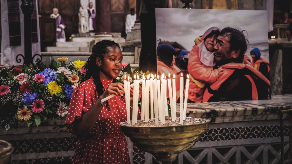 Una croce di legno, tante candele, un appello alle coscienze. A Santa Maria in Trastevere a Roma il ricordo delle vittime dei viaggi della speranza