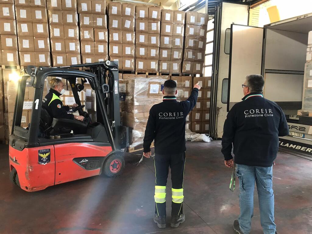 The truck of the Lazio Civil Protection, in which there is the aid for Ukraine that is collected by Sant'Egidio for hospitals and refugees, is leaving