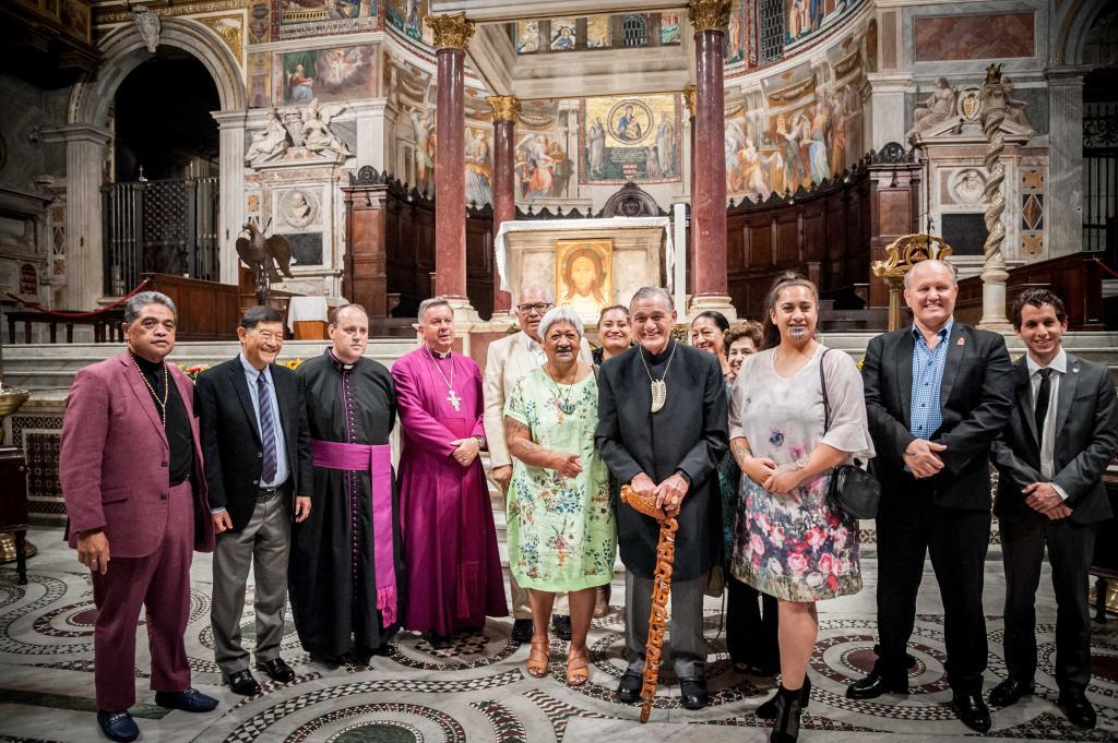 L'arcivescovo di Tokyo, un vescovo dal Benin e il re del popolo maori dalla Nuova Zelanda, alla liturgia conclusiva del convegno 