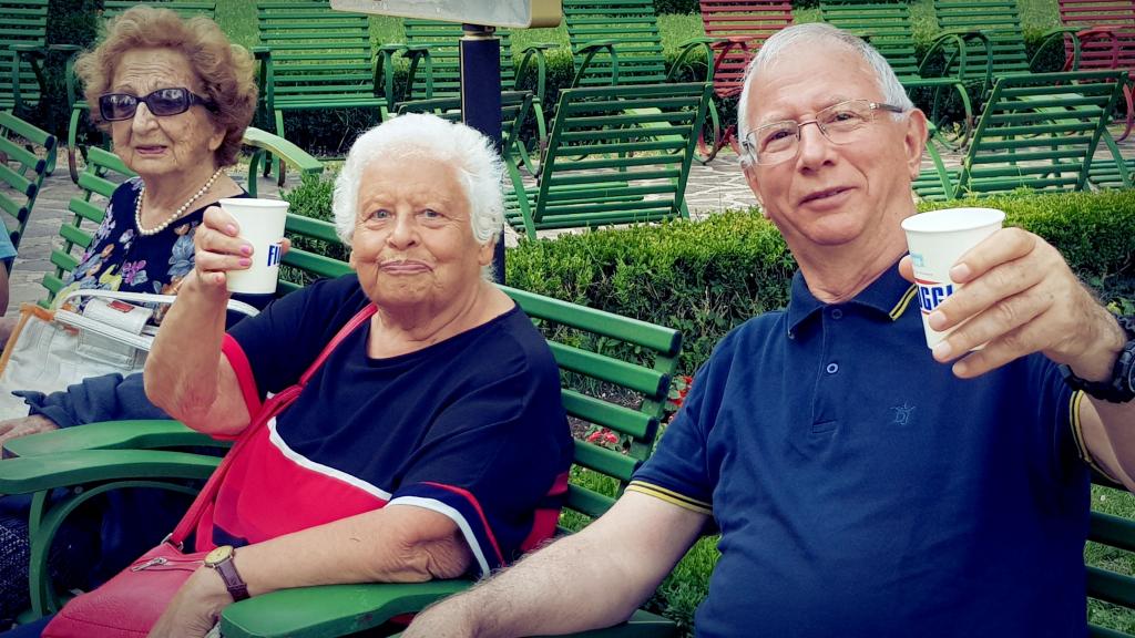 In vacanza con gli anziani: quando la felicità è un pane che si mangia insieme