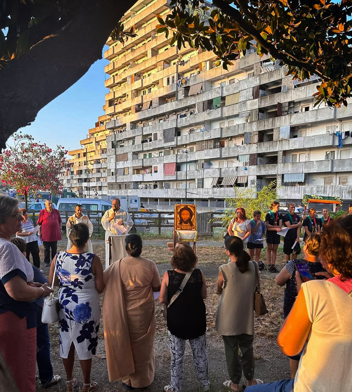 Nel quartiere di Scampia a Napoli, una preghiera per le vittime del crollo avvenuto nei giorni scorsi in uno dei palazzi denominati 