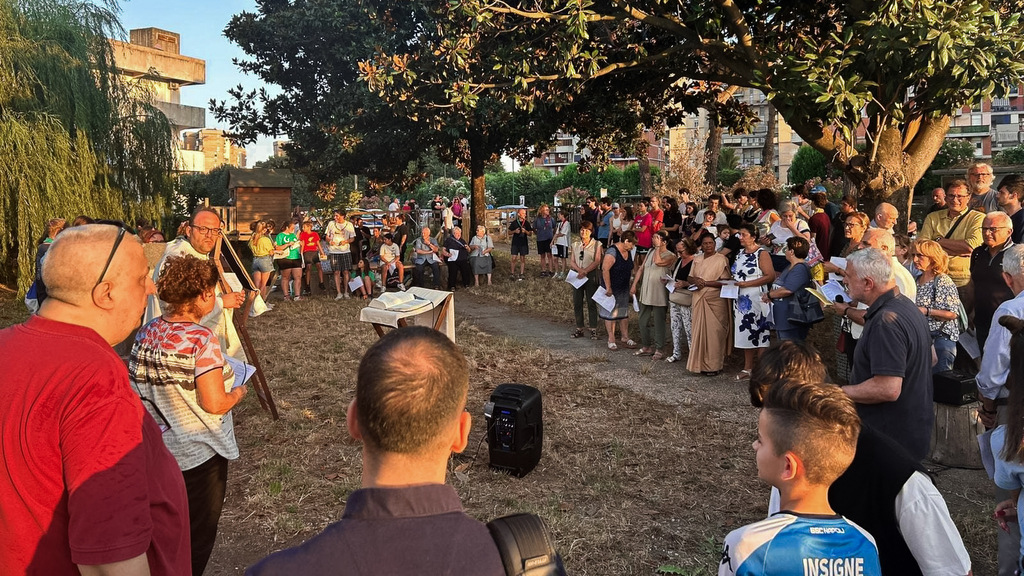 Nel quartiere di Scampia a Napoli, una preghiera per le vittime del crollo avvenuto nei giorni scorsi in uno dei palazzi denominati 