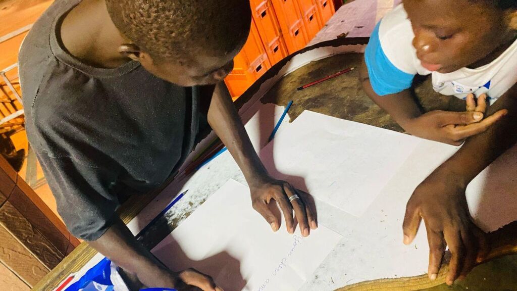 Dall'Uganda alla Costa d’Avorio, le Scuole della Pace in Africa costruiscono una rete dove i bambini imparano che "nessuno è così povero da non poter aiutare un altro"