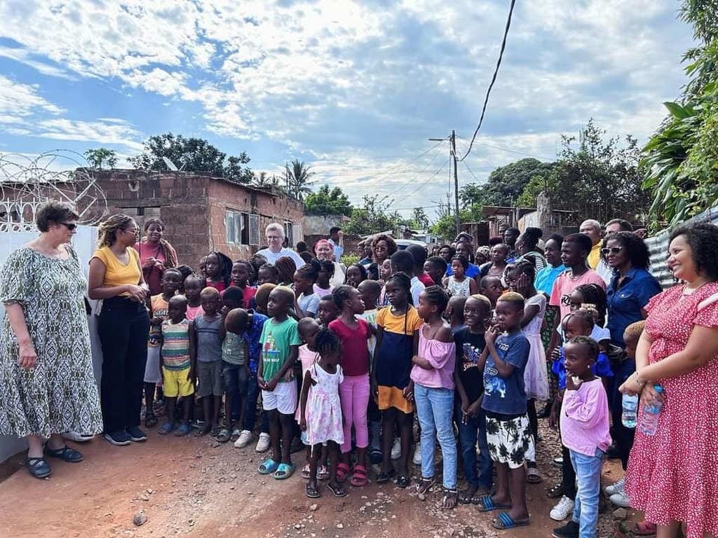 Em Maputo, no bairro Polana Caniço, uma cerimónia para celebrar a renovação da Escola da Paz