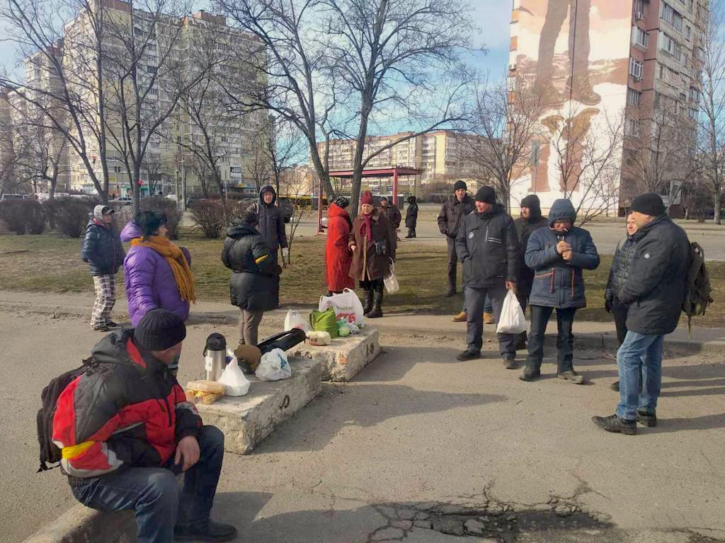 Sant'Egidio in Kiew: die Liebe ist stärker als der Krieg. Mitglieder der Gemeinschaft kümmern sich in der stark betroffenen Stadt um Arme und alte Menschen