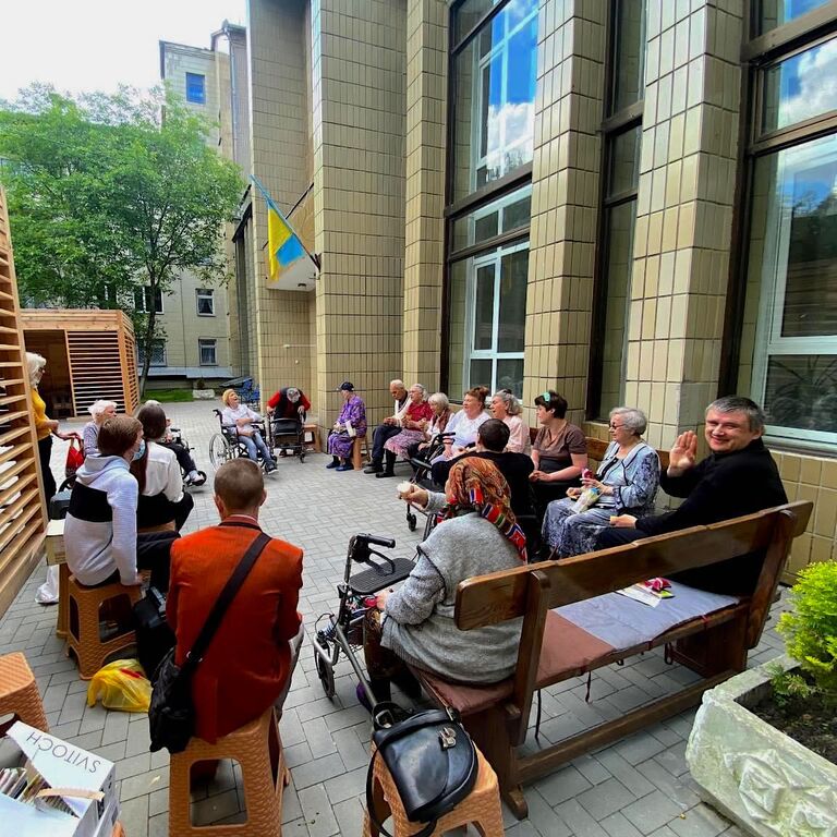 Sant'Egidio in Kiew: die Liebe ist stärker als der Krieg. Mitglieder der Gemeinschaft kümmern sich in der stark betroffenen Stadt um Arme und alte Menschen