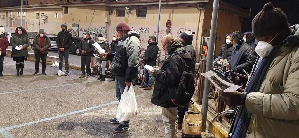 Auf der Straße und an Bahnhöfen Roms Gebete der Obdachlosen für den Frieden in der Ukraine und für die Aufnahme der Flüchtlinge
