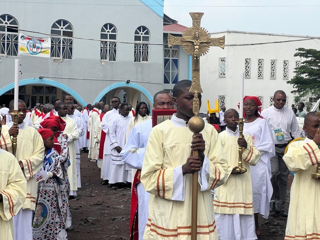 A Goma, migliaia di persone per la liturgia in memoria del beato Floribert, che ora riposa in una cappellina dedicata a lui nel Santuario del Santissimo Sacramento