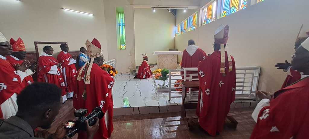 A Goma, migliaia di persone per la liturgia in memoria del beato Floribert, che ora riposa in una cappellina dedicata a lui nel Santuario del Santissimo Sacramento