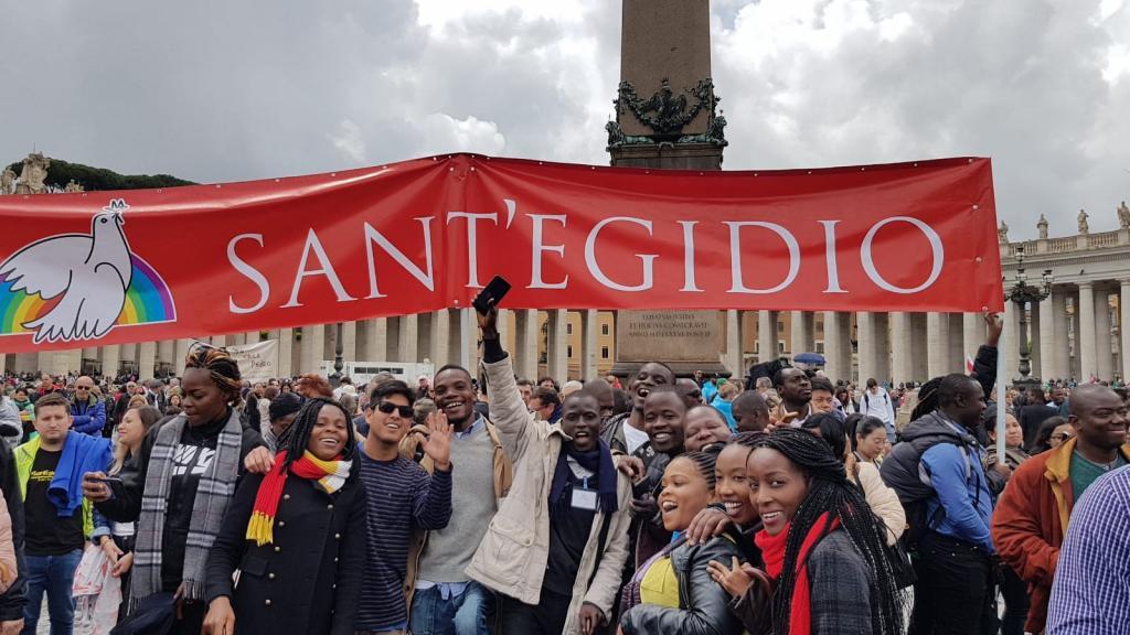 Papst Franziskus grüßt die Vertreter von Sant’Egidio beim Regina Coeli, die an der Tagung „Alles kann sich ändern“ teilnehmen