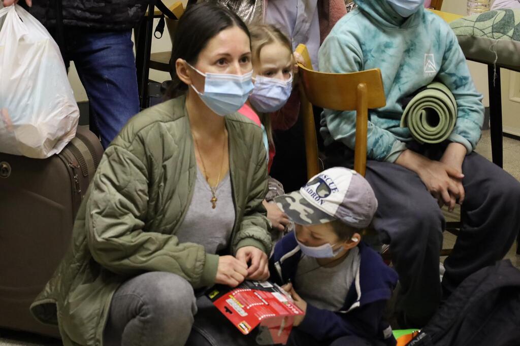 L'arrivo di un gruppo di madri con i bambini a Grottaferrata, vicino Roma: in salvo grazie all'aiuto della Comunità in Ucraina