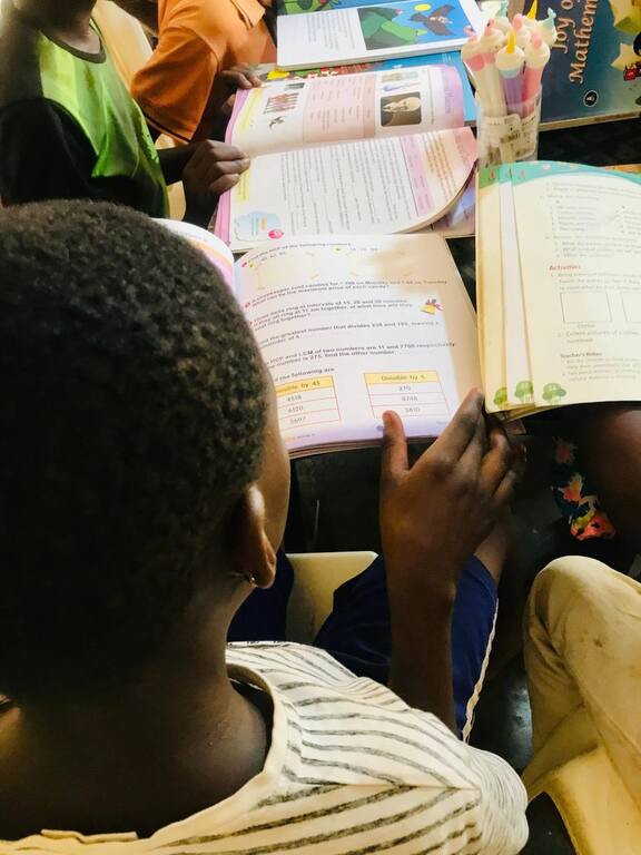 No Uganda, o empobrecimento, também ligado à situação internacional, reduz o acesso à educação. As Escolas da Paz combatem o abandono escolar e apoiam a escolarização dos mais pobres