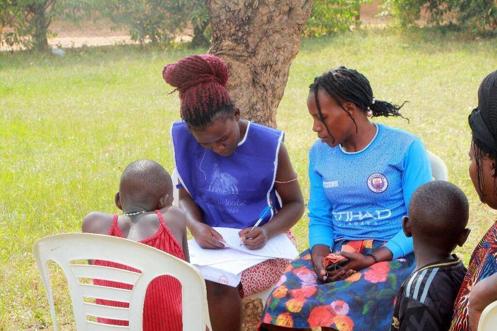 No Uganda, o empobrecimento, também ligado à situação internacional, reduz o acesso à educação. As Escolas da Paz combatem o abandono escolar e apoiam a escolarização dos mais pobres