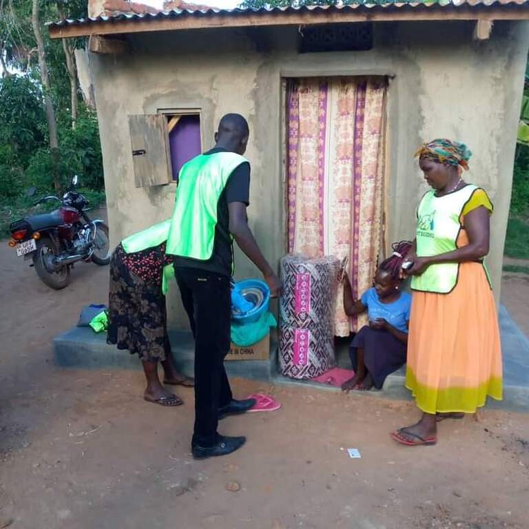 Ein Haus befreit aus der Armut: die Jugendlichen von Sant'Egidio in Uganda haben es gebaut