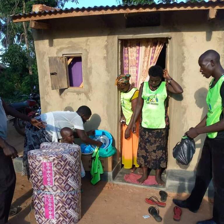Ein Haus befreit aus der Armut: die Jugendlichen von Sant'Egidio in Uganda haben es gebaut