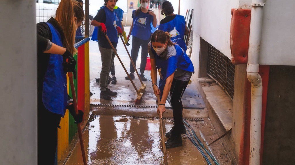 En Sedaví, una de las localidades de la región de Valencia más afectadas por la dana, la gente vuelve a salir a la calle para hacer fiesta y recupera la esperanza, con la ayuda de Sant’Egidio