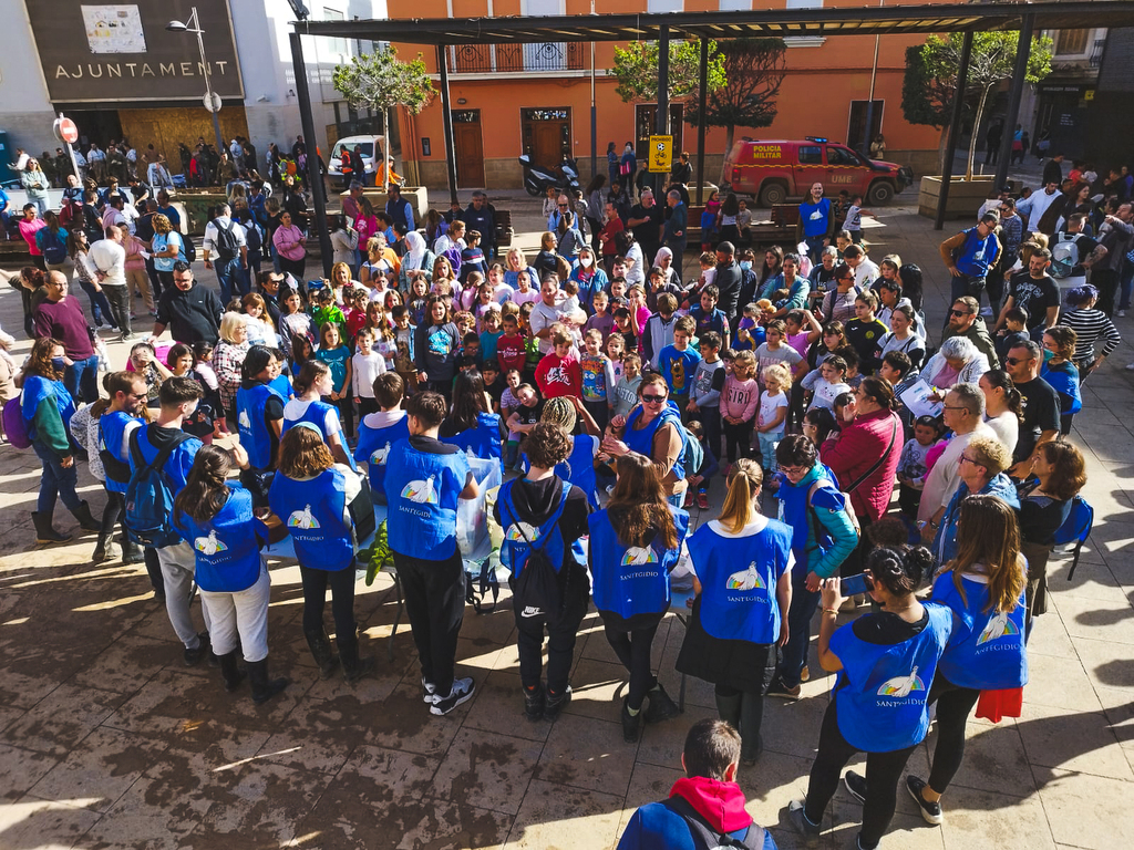 En Sedaví, una de las localidades de la región de Valencia más afectadas por la dana, la gente vuelve a salir a la calle para hacer fiesta y recupera la esperanza, con la ayuda de Sant’Egidio