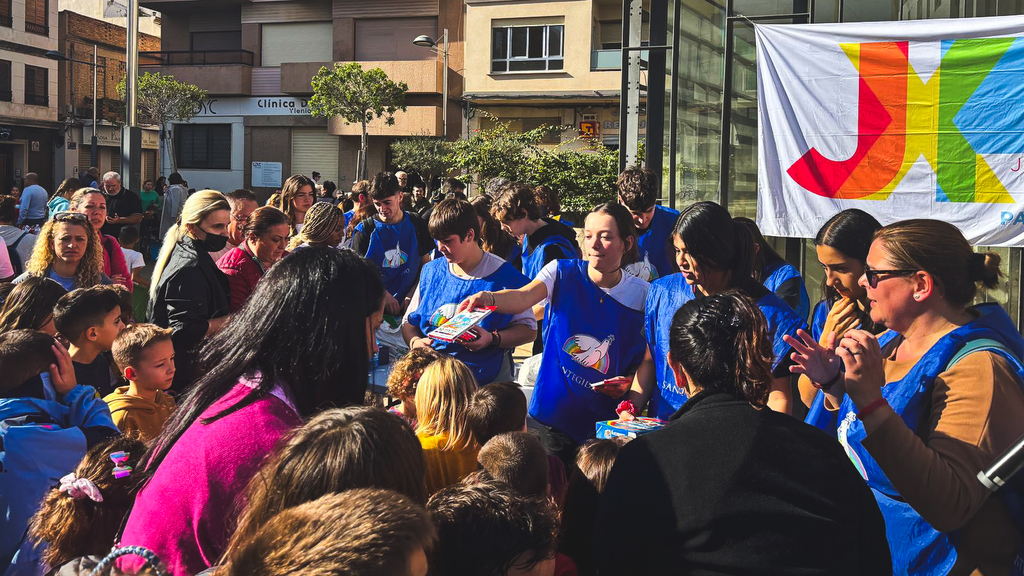 En Sedaví, una de las localidades de la región de Valencia más afectadas por la dana, la gente vuelve a salir a la calle para hacer fiesta y recupera la esperanza, con la ayuda de Sant’Egidio