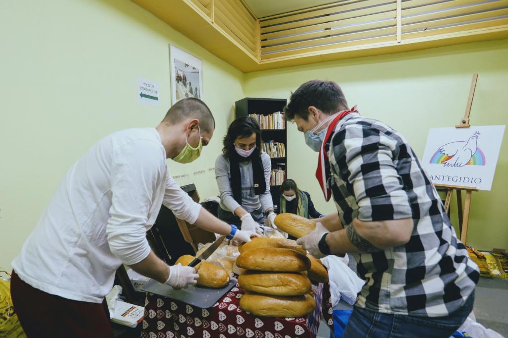 Distributions de repas dans les rues, aides aux familles et téléphone solidaire à Varsovie, touchée par la pandémie