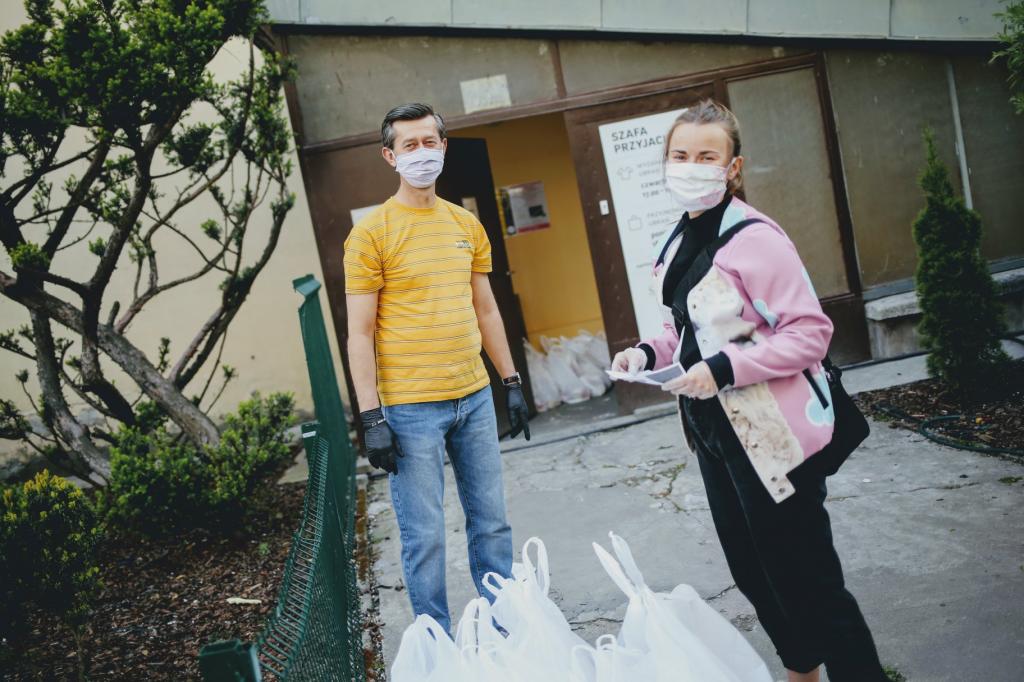 Essen auf der Straße, Hilfe für Familien und Solidartelefon im von der Pandemie heimgesuchten Warschau