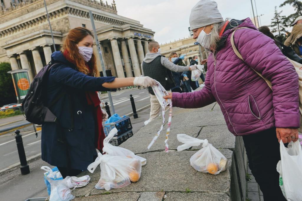 Àpats pel carrer, ajudes a les famílies i un telèfon solidari a Varsòvia, afectada per la pandèmia
