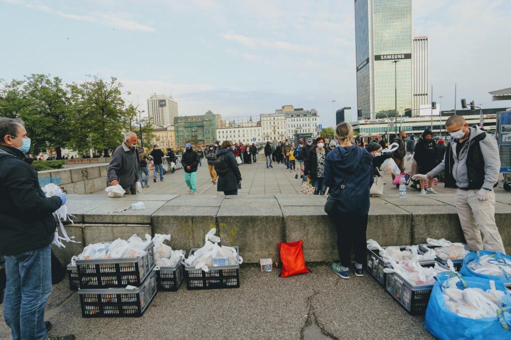 Distributions de repas dans les rues, aides aux familles et téléphone solidaire à Varsovie, touchée par la pandémie