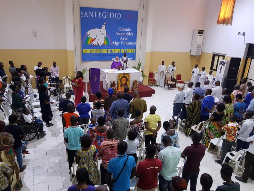 Jesus kommt als Armer, um die Traurigkeit vieler in Freude zu verwandeln – Besuch von Erzbischof Vincenzo Paglia bei den Gemeinschaften der Elfenbeinküste mitten im Advent