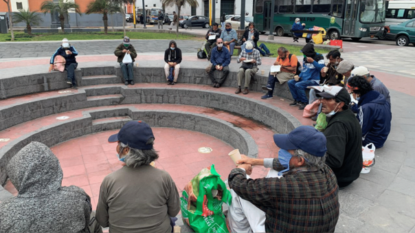 ¡Sumando esfuerzos! Jóvenes solidarios reparten alimentos a ancianos sin hogar en el Centro de Lima