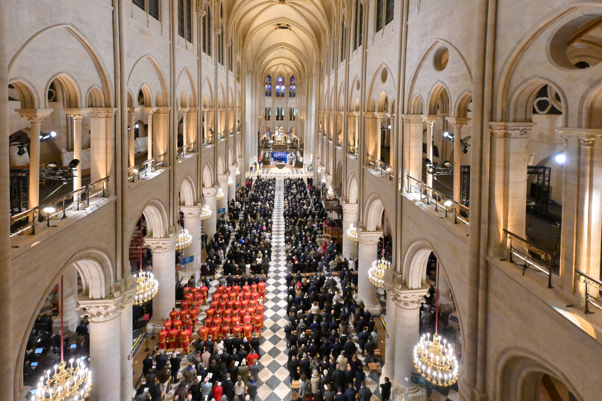 Notre-Dame: signe d'une Eglise qui éclaire le monde. Editorial d'Andrea Riccardi