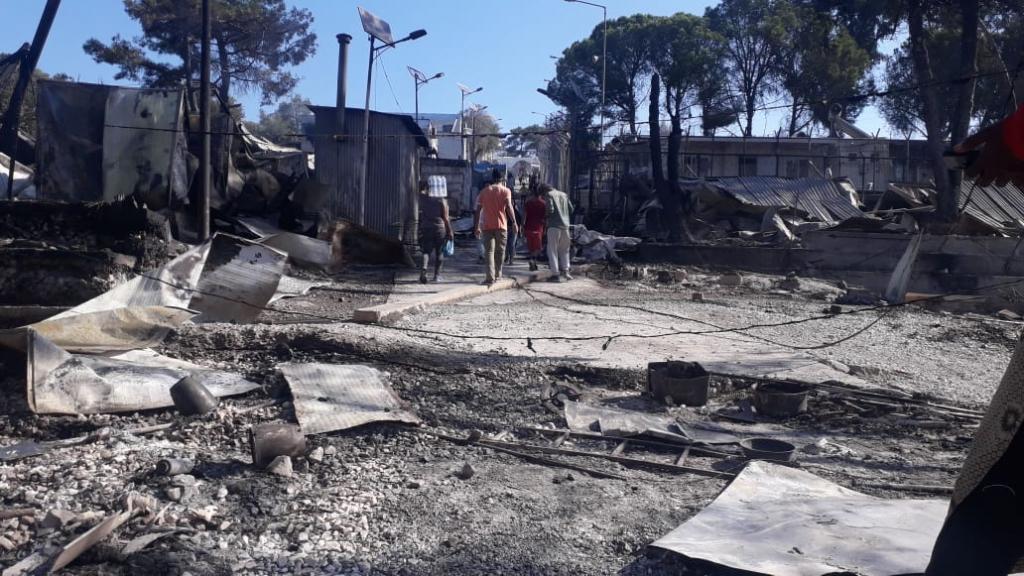 Brucia il campo di Lesbo: in 13 mila profughi restano senza un tetto