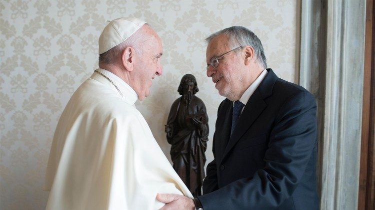 L'intervista ad Andrea Riccardi: "Basta cattiverie, non lascerà finché ha forza"