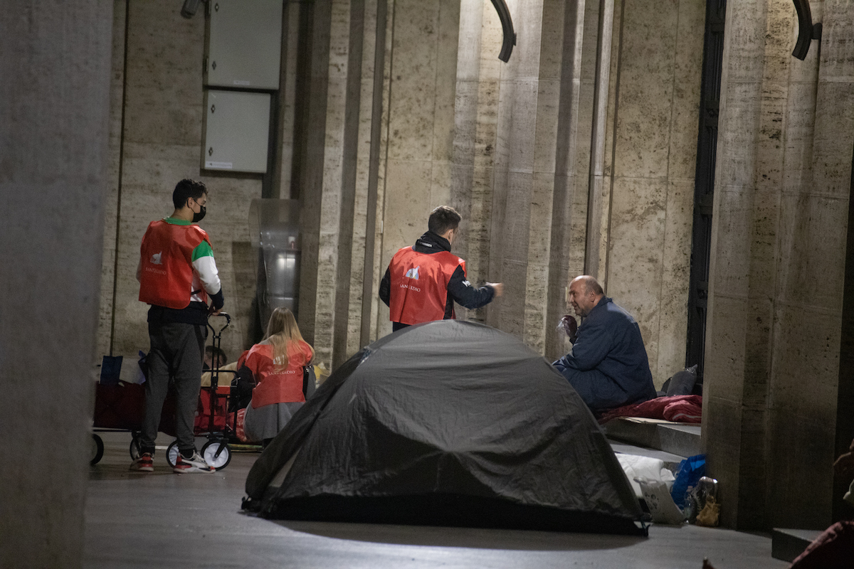 Roma, il calore dei volontari contro il freddo che uccide