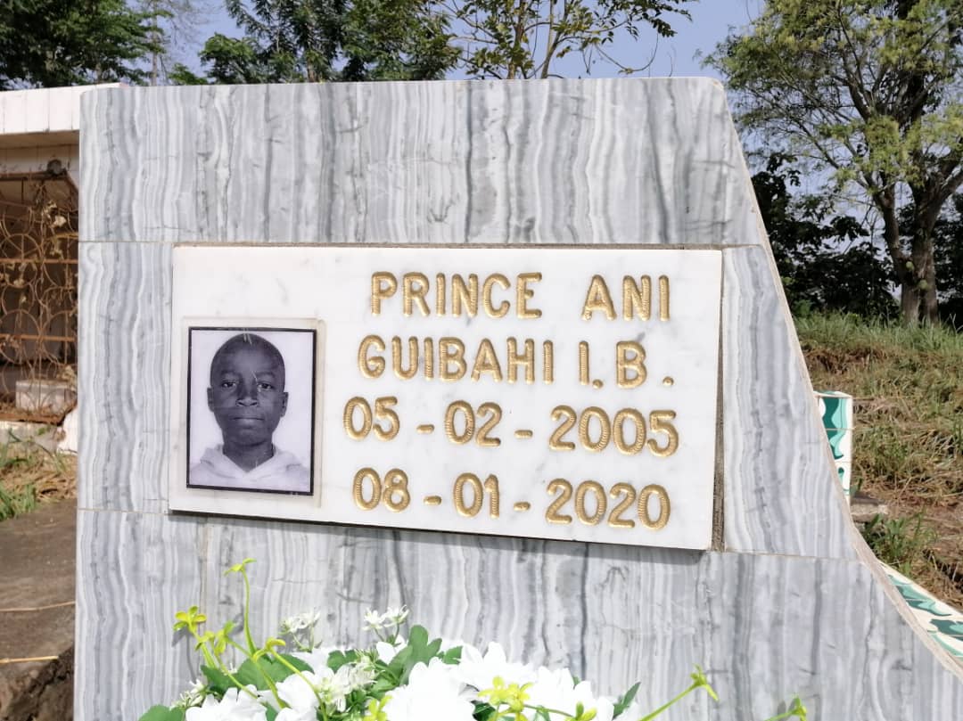 Costa D'Avorio, l'ultimo addio a Laurent. Il papà esaudisce il suo desidero: sulla lapide solo il nome "Prince"